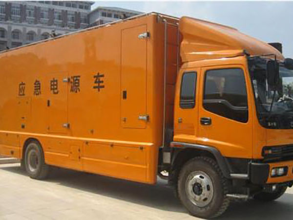 沿河冬季柴油发电机启动前，如何检查燃油系统中的积水？